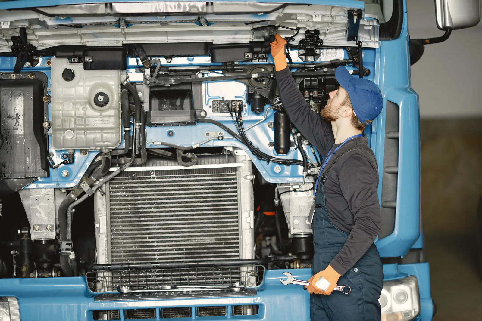 Revisión técnica de un camión en taller